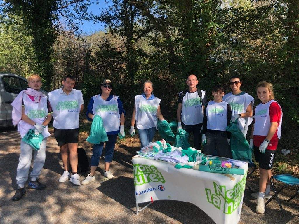 Photos des bénévoles qui ont dépollués les rue de Besné