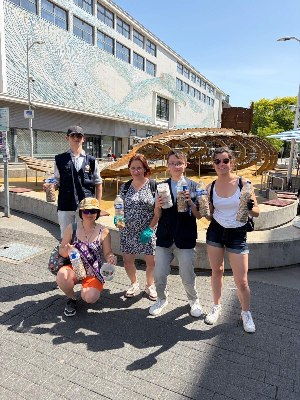 Les bénévoles du Mégothon réunis devant la mairie de Saint-Nazaire.